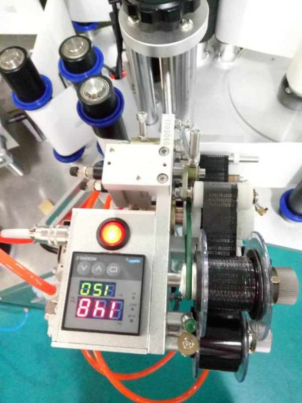 帶有分頁裝置和編碼機的標籤自動Doubel側面不干膠貼標機