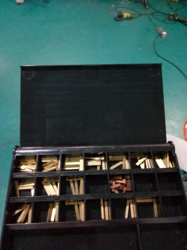 帶有分頁裝置和編碼機的標籤自動Doubel側面不干膠貼標機