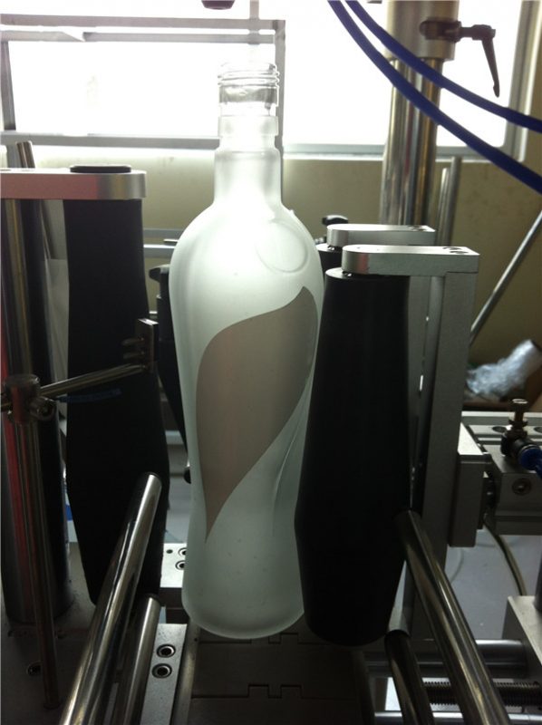 飲料行業圓瓶貼標機電動