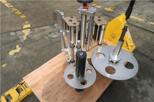 帶有旋轉碟貼標機系統的圓瓶旋轉貼標機