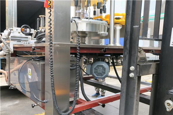 圓瓶旋轉不干膠貼標機設備厚度≥30mm