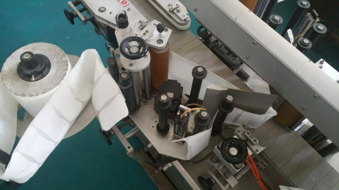 25kg方瓶貼標機，貼標機與穩定的餵瓶速度