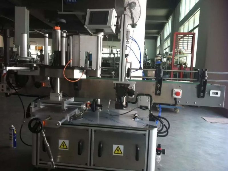 中國果蔬汁飲料行業圓瓶不干膠貼標機供應商